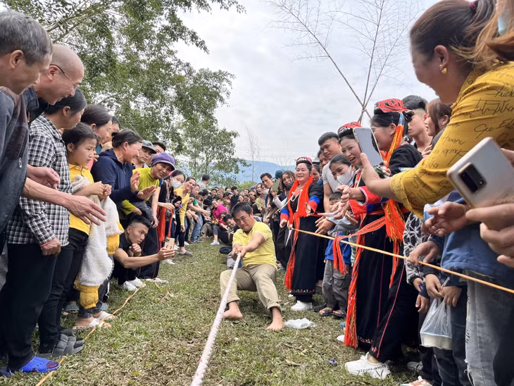 Phần thi kéo co thu hút sự cổ vũ của đông đảo người dân, du khách.