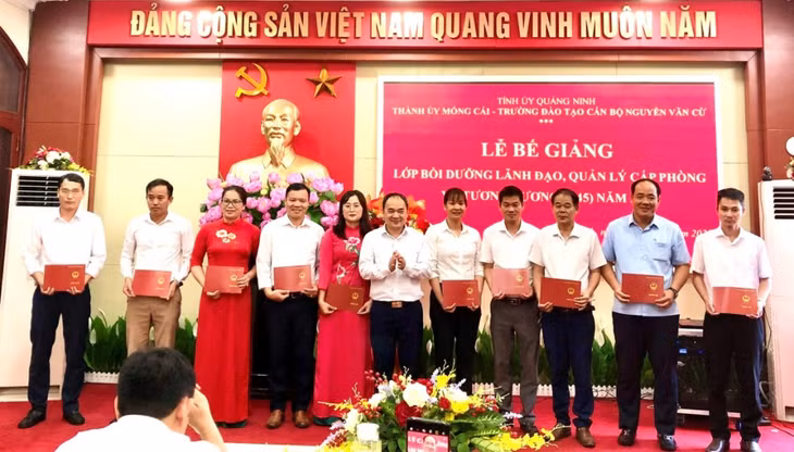 Thành ủy Móng Cái và Trường đào tạo cán bộ Nguyễn Văn Cừ tổ chức bế giảng lớp bồi dưỡng lãnh đạo quản lý cấp phòng và tương đương (K 45) năm 2022.