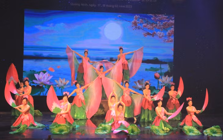 Tiết mục "Múa Sen" của đoàn nghệ thuật quần chúng Trung tâm Y tế TX Đông Triều.