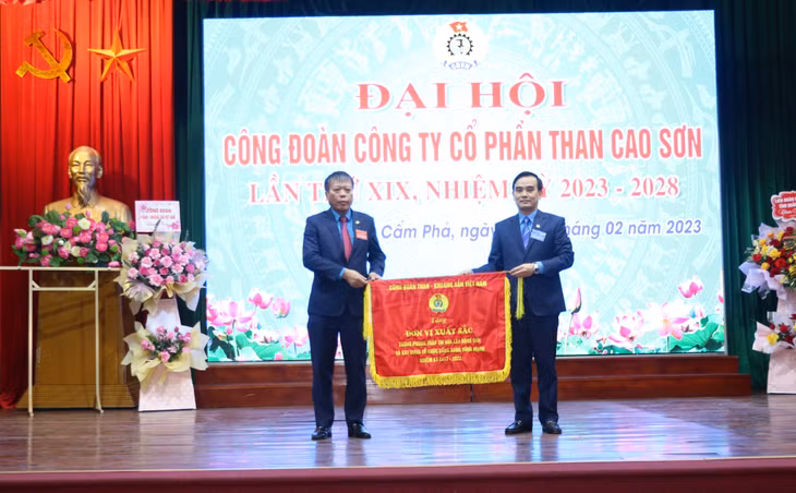 Đồng chí Lê Thanh Xuân, Chủ tịch Công đoàn Than - Khoáng sản Việt Nam tặng cờ cho Công đoàn Công ty CP Than Cao Sơn.