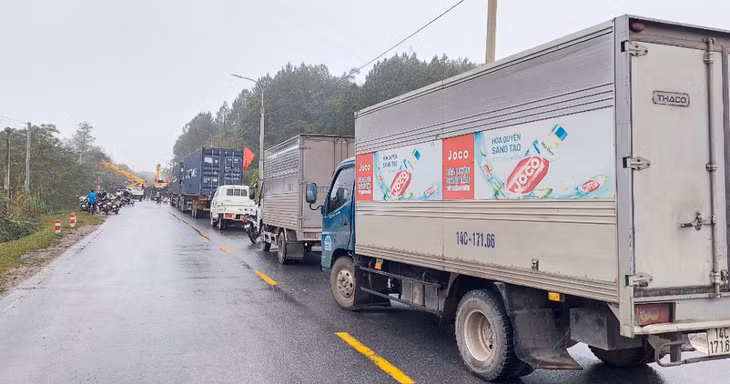 Vụ tai nạn đã khiến giao thông trên quốc lộ 18A, đoạn qua xã Quảng Nghĩa, TP Móng Cái, bị ùn tắc.