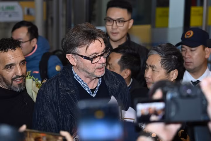 HLV Troussier đến Việt Nam ký hợp đồng.