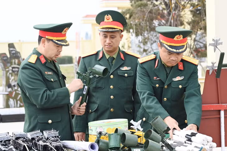 Lãnh đạo Ban CHQS TX Quảng Yên kiểm tra mô hình, học cụ phục vụ huấn luyện năm 2023.