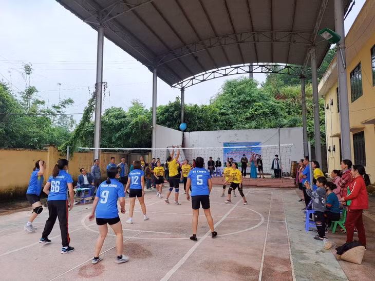 CLB Bóng chuyền hơi của Hội LHPN xã Đài Xuyên tổ chức giao lưu.