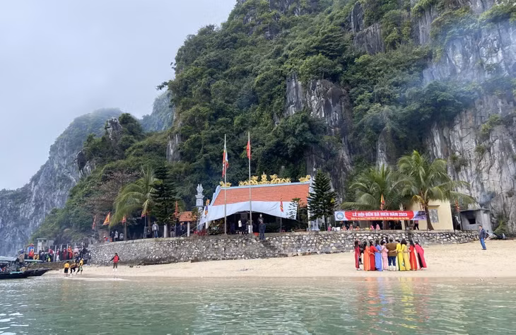 Đền Bà Men nằm ở đảo Đầu Bê, Vịnh Hạ Long.