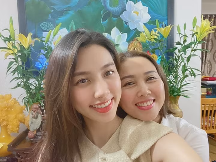 Hai mẹ con nàng hậu giống nhau ở khuôn miệng cười tươi tắn và vóc dáng thanh mảnh.