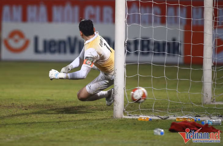Trên chấm 11, tân binh Jesus Silva Jhon Cley đánh lừa thủ thành Văn Lâm nâng tỷ số lên 2-0.
