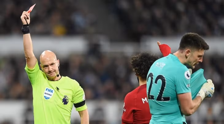 Bick Pope tai hại để dính thẻ đỏ khiến vắng mặt ở chung kết League Cup