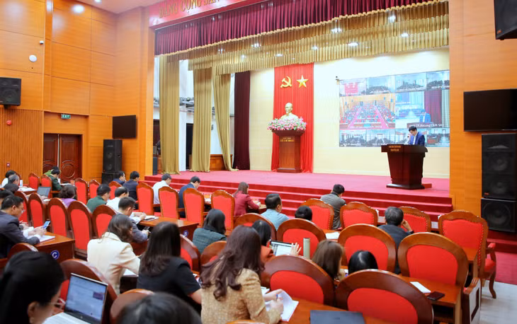 TP Hạ Long phát động chương trình thi đua “Toàn dân làm vệ sinh môi trường vì thành phố Hạ Long sáng - xanh - sạch đẹp và không rác thải”.