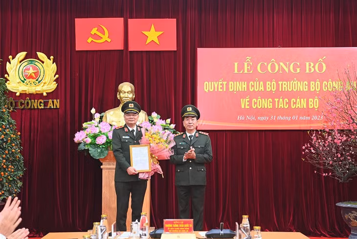 Thứ trưởng Trần Quốc Tỏ trao quyết định đối với trung tướng Tô Ân Xô - Ảnh: Bộ Công an