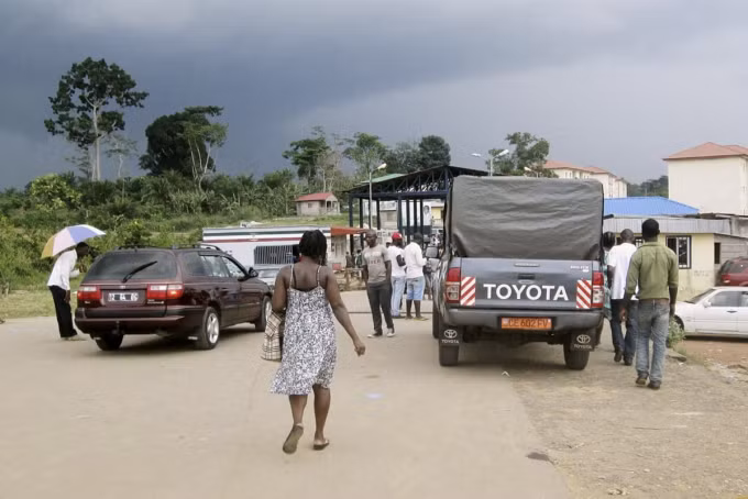 Người dân tại Cameron chờ ô tô để di chuyển sang Guinea. Ảnh: Reuters
