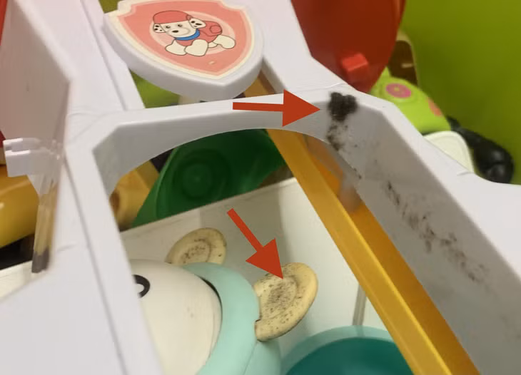Cần thường xuyên rửa sạch đồ chơi cho trẻ trong thời tiết nồm ẩm.