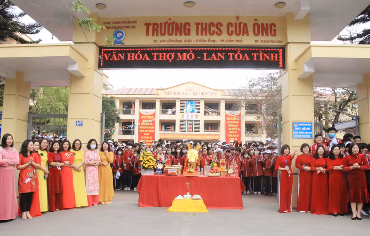Các trường học trên địa bàn phường Cửa Ông đều dành tiết học đầu buổi sáng cho học sinh được xem lễ rước kiệu Đức Ông và các nhân thần vi hành như một bài học thực tế về văn hóa, lịch sử giúp bồi đắp lòng yêu quê hương, đất nước và tự hào dân tộc cho các em.