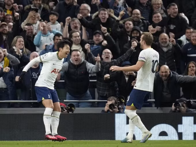 Son (trái) mừng bàn thắng nâng tỷ số 2-0 cùng Kane. Ảnh: Sky.