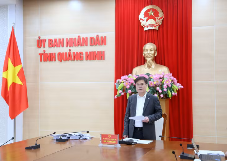 Phó Chủ tịch UBND tỉnh Bùi Văn Khắng phát biểu tham luận tại hội nghị.