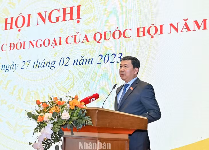 Chủ nhiệm Ủy ban Đối ngoại Vũ Hải Hà trình bày báo cáo tại Hội nghị.