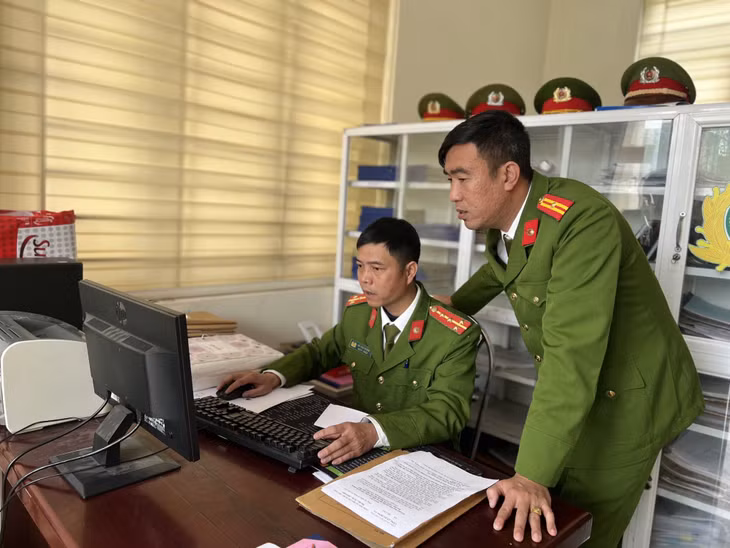 CBCS Công an xã Đông Xá trao đổi, thực hiện công tác nghiệp vụ.
