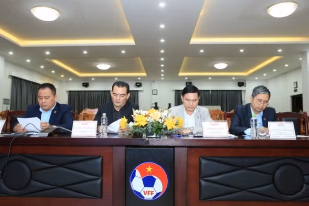 Từ trái qua: Ông Nguyễn Minh Ngọc, TGĐ VPF; ông Nguyễn Quốc Hội, Phó Chủ tịch thường trực VPF; ông Trần Anh Tú, Chủ tịch VPF; ông Dương Nghiệp Khôi, Tổng thư ký VFF. Ảnh: VPF.