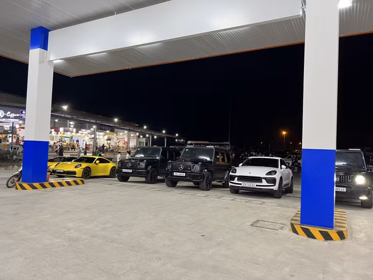 Loạt xe sang gây náo loạn cao tốc TP Hồ Chí Minh - Long Thành- Dầu Giây.