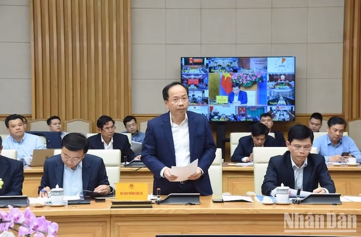 Đại diện lãnh đạo Bộ Giao thông vận tải trình bày báo cáo về tiến độ các công trình trọng điểm quốc gia.