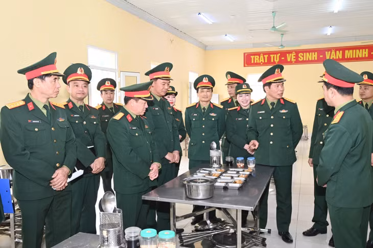 Đoàn công tác của Bộ CHQS tỉnh kiểm tra khẩu phần ăn dành cho chiến sĩ mới tại Trung đoàn 244.