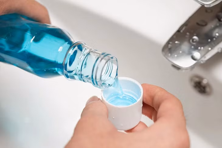 Nước súc miệng thường có vai trò làm thơm miệng, ngừa sâu răng và làm trắng răng. Ảnh: iStock.