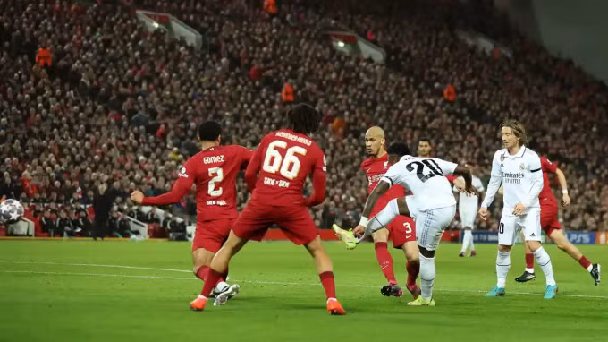 Cú sút giúp Vinicius Junior rút ngắn tỷ số xuống 1-2 cho Real Madrid. Ảnh: Reuters