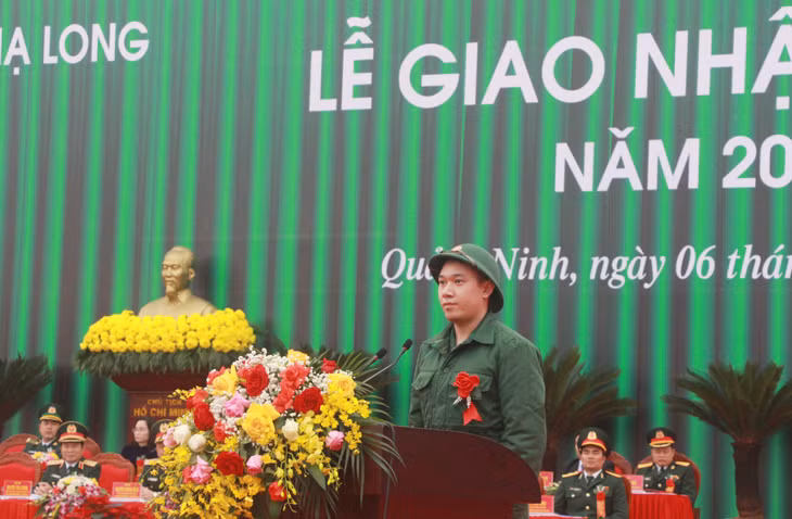Tân binh Nguyễn Quốc Huy phát biểu tại lễ giao ngận quân.