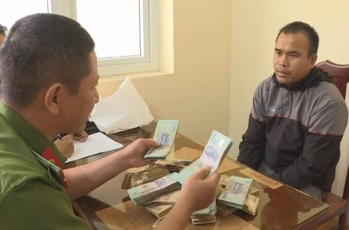 Y Mblup tại cơ quan công an cùng số tiền tang vật trộm được ở nhà anh Thỏa.