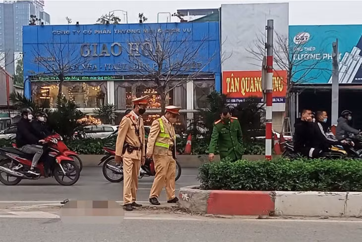 Lực lượng chức năng tiến hành đo đạc hiện trường (Ảnh: H.Q)