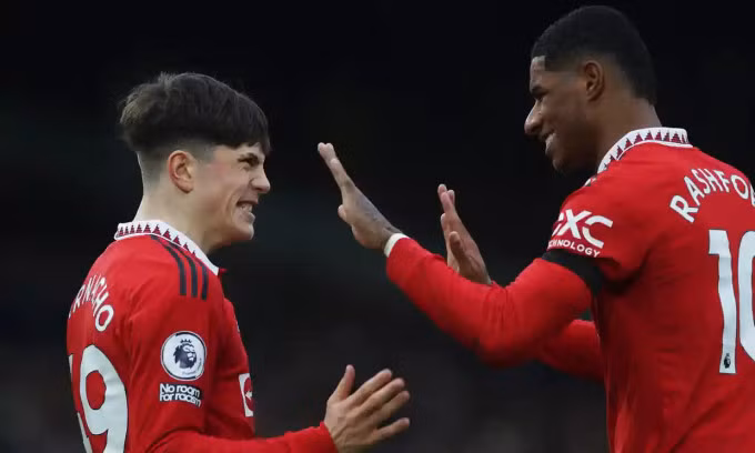 Hai cầu thủ "cây nhà lá vườn" Garnacho (trái) và Rashford mừng bàn cho Man Utd. Ảnh: Reuters