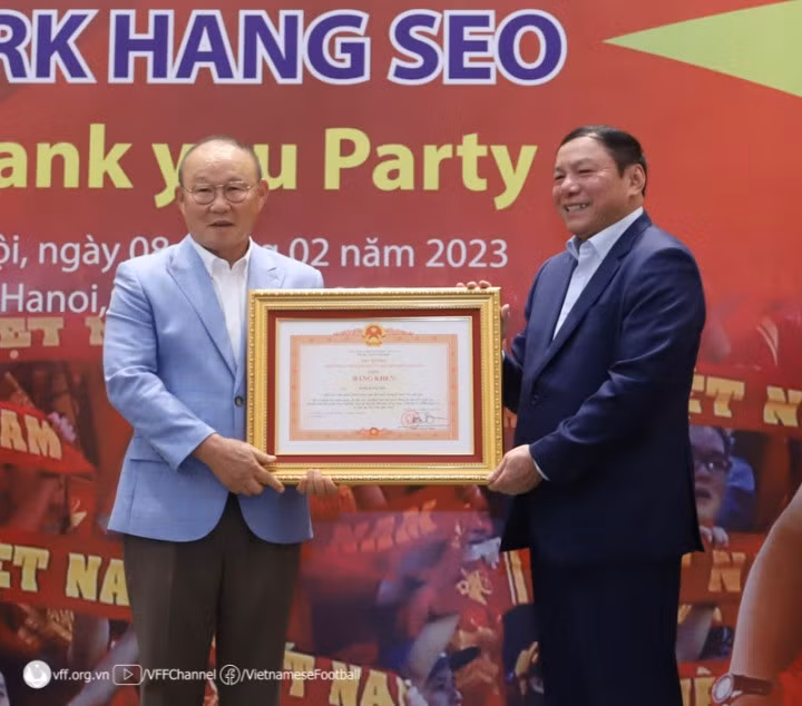 Bộ trưởng Nguyễn Văn Hùng thừa ủy quyền trao Bằng khen của Thủ tướng Chính phủ cho HLV Park Hang Seo vì thành tích xuất sắc giành HCV SEA Games 31.