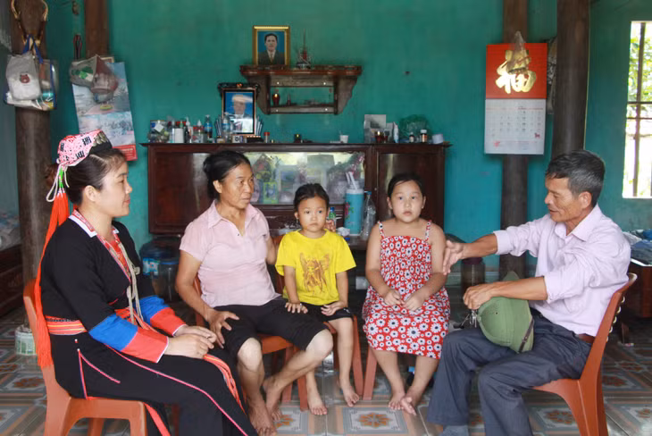 Bí thư Chi bộ, Trưởng thôn 1 (xã Bằng Cả, TP Hạ Long) Nguyễn Tiến Đông cùng đảng viên trong chi bộ tuyên truyền, vận động người dân hiến đất làm đường. Ảnh: Thu Chung
