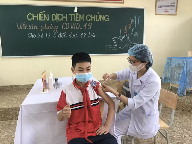 Tiêm vaccine phòng COVID-19 Moderna cho trẻ từ 5 - dưới 12 tuổi tại Trường THCS Trần Quốc Toản, TP Hạ Long, tỉnh Quảng Ninh ngày 14/4 Ảnh: Thái Bình