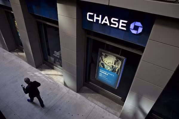 JP Morgan Chase cấm 250.000 nhân viên sử dụng ChatGPT do lo ngại lộ lọt thông tin nội bộ và nhạy cảm. Ảnh: CNN