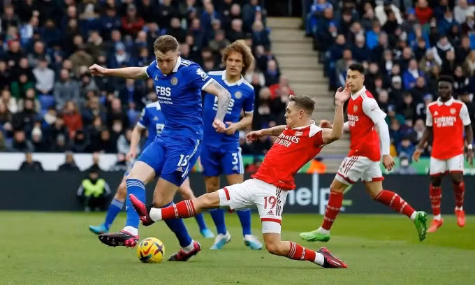 Leandro Trossard vào bóng với hậu vệ Leicester Harry Souttar (số 15) trong trận đấu trên sân King Power tối 25/2. Ảnh: Reuters