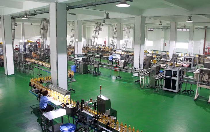 Sản xuất dầu thực vật tại Công ty TNHH Dầu thực vật Cái Lân (KCN Cái Lân, TP Hạ Long).
