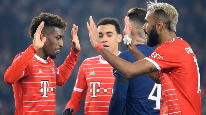 Kingsley Coman (trái) không ăn mừng khi ghi bàn vào lưới đội bóng cũ PSG. Ảnh: AFP.