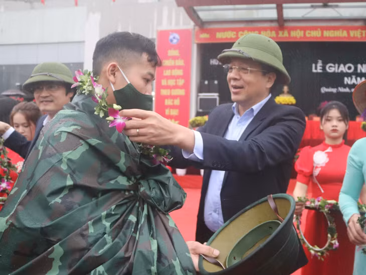 Đồng chí Nguyễn Văn Hồi, Ủy viên BTV, Trưởng Ban Dân vận Tỉnh ủy, Chủ tịch UBMTTQ tỉnh, tặng hoa động viên tân binh lên đường nhập ngũ.