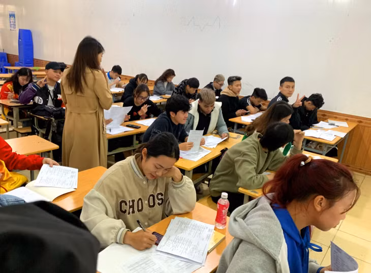 Bùi Mai Hạnh và các VĐV trẻ đua thuyền Quảng Ninh vẫn miệt mài học văn hóa mỗi dịp cuối tuần ở Trung tâm Hướng nghiệp và Giáo dục thường xuyên tỉnh