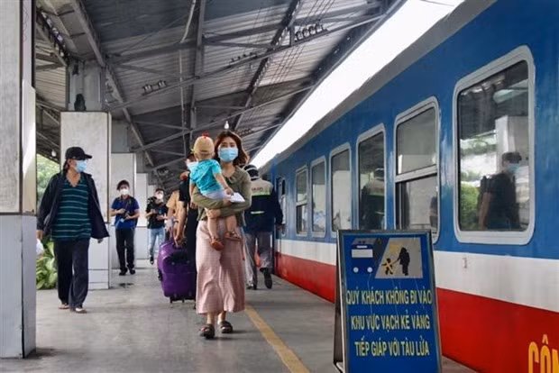 Giam 15% gia ve tau cho nguoi co hoan canh kho khan tu TP.HCM ve que hinh anh 1