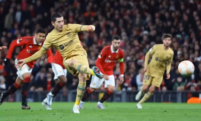 Lewandowski đưa Barca vượt lên với pha đá phạt đền thành công. Ảnh: Reuters