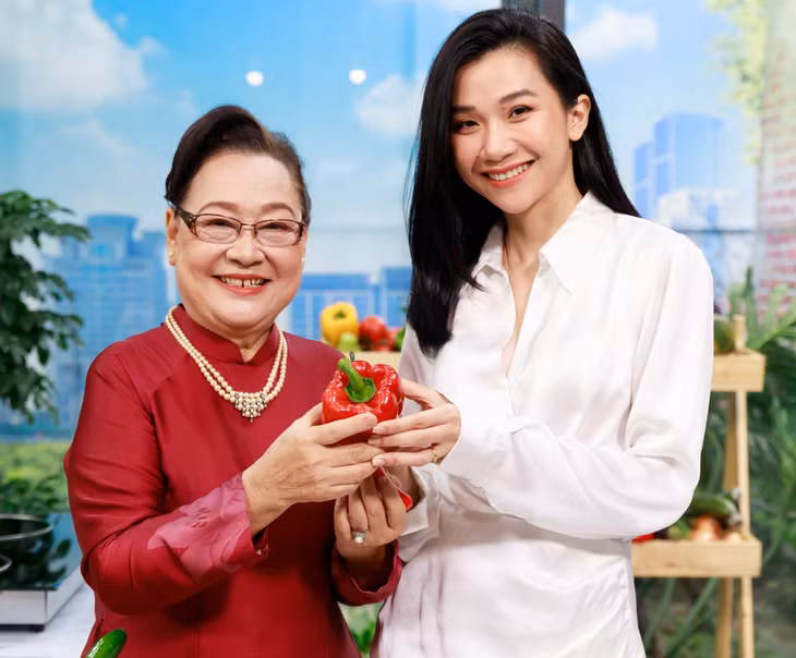 Khi mẹ chồng nàng dâu vào bếp, gia đình luôn rộn tiếng cười.