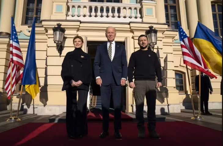 Tổng thống Mỹ Joe Biden (giữa), chụp ảnh cùng Tổng thống Ukraine Volodymyr Zelensky (phải) trong chuyến thăm không báo trước tới Kiev ngày 20/2/2023. Ảnh: AP