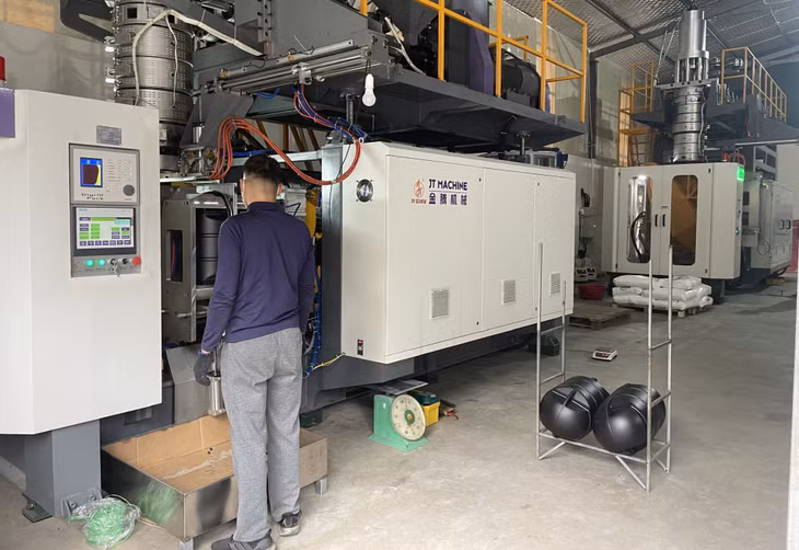 Dây chuyền sản xuất phao nổi HPDE tại Công ty CP Nhựa HBC.