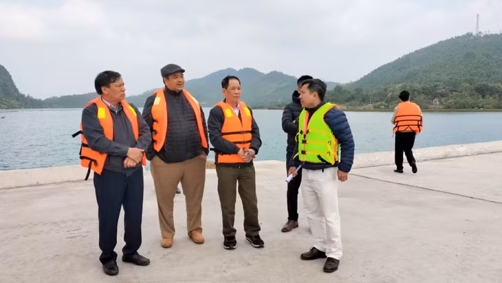 Đoàn công tác khảo sát tại xã đảo Minh Châu, huyện Vân Đồn.