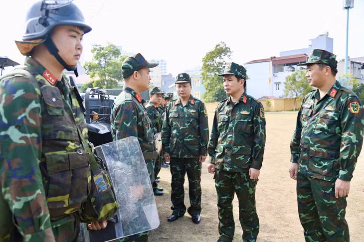 Đại tá Nguyễn Quang Hiến, Phó Bí thư Thường trực Đảng ủy, Chính ủy Bộ CHQS tỉnh, động viên tinh thần CBCS Bộ CHQS tỉnh trong nhiệm vụ trực sẵn sàng chiến đấu.
