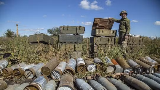 Binh sĩ Ukraine kiểm tra một bãi chứa đạn gần thị trấn Izium, ngày 21/9/2022. Ảnh: AP