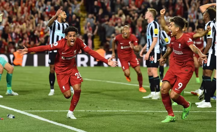 Carvalho ghi bàn thắng quý giá, giúp Liverpool hạ Newcastle ở lượt đi. Ảnh: AFP