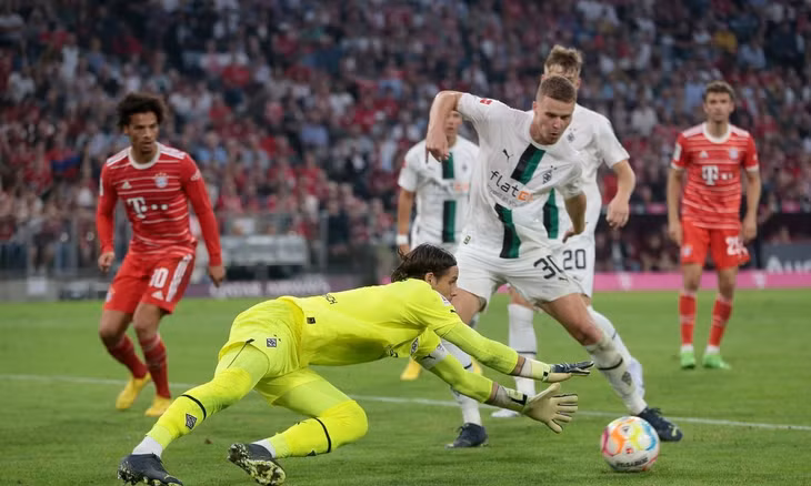 Thủ thành Yann Sommer tái ngộ CLB cũ Gladbach không lâu sau khi đầu quân cho Bayern. Ảnh: AFP